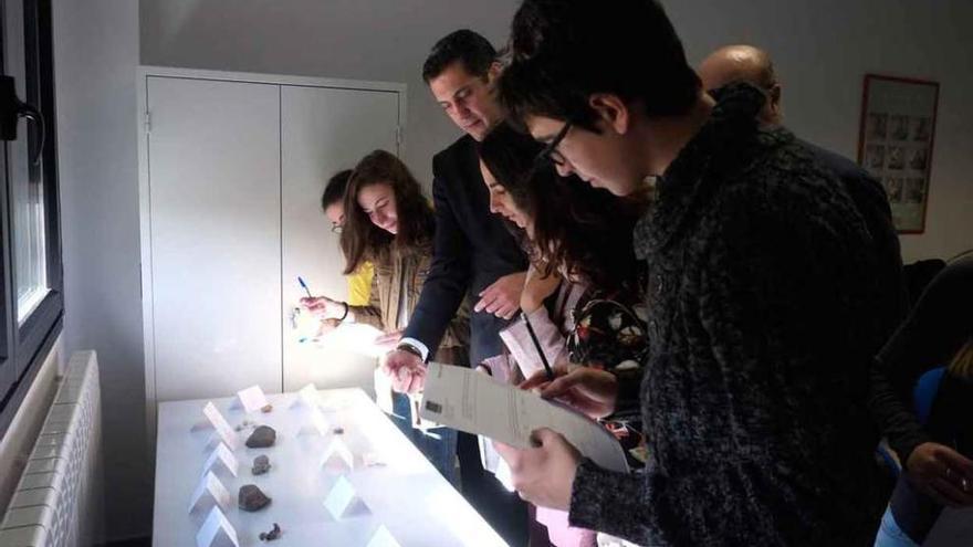 El delegado visita la exposición sobre fósiles y minerales del CFIE en la Semana de la Ciencia.