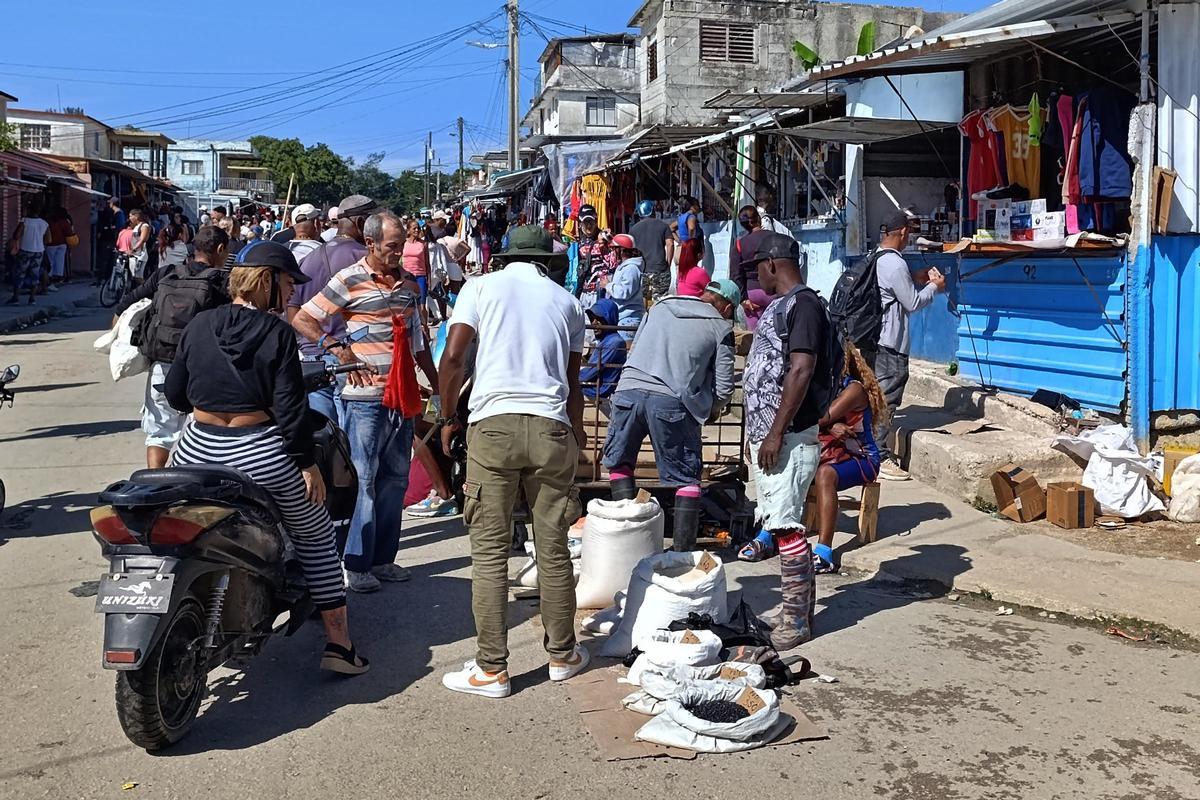 Un grupo de personas en una de las calles de La Habana.