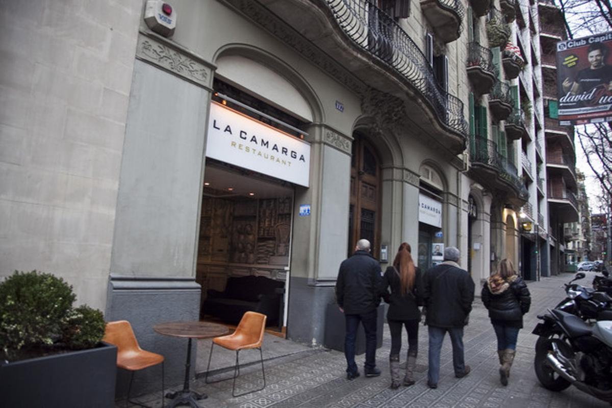 Unes persones passen pel davant del restaurant La Camarga, al carrer d’Aribau de Barcelona.