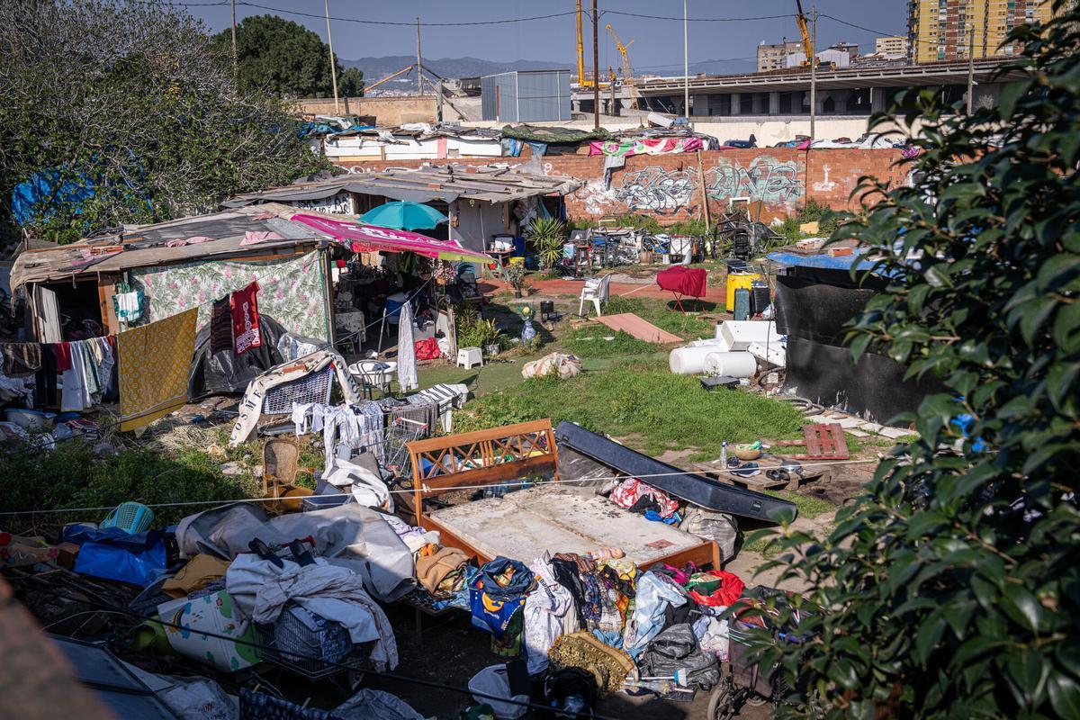 Barcelona prepara el desallotjament de l’últim assentament de la Sagrera: «Fa 15 anys que soc aquí, no sé què faré»