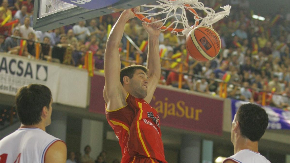 Felipe Reyes realiza un mate en el España-Croacia de 2005.