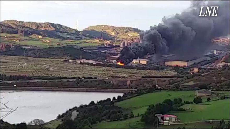 Una nube negra toma Gijón por el incendio en un desguace