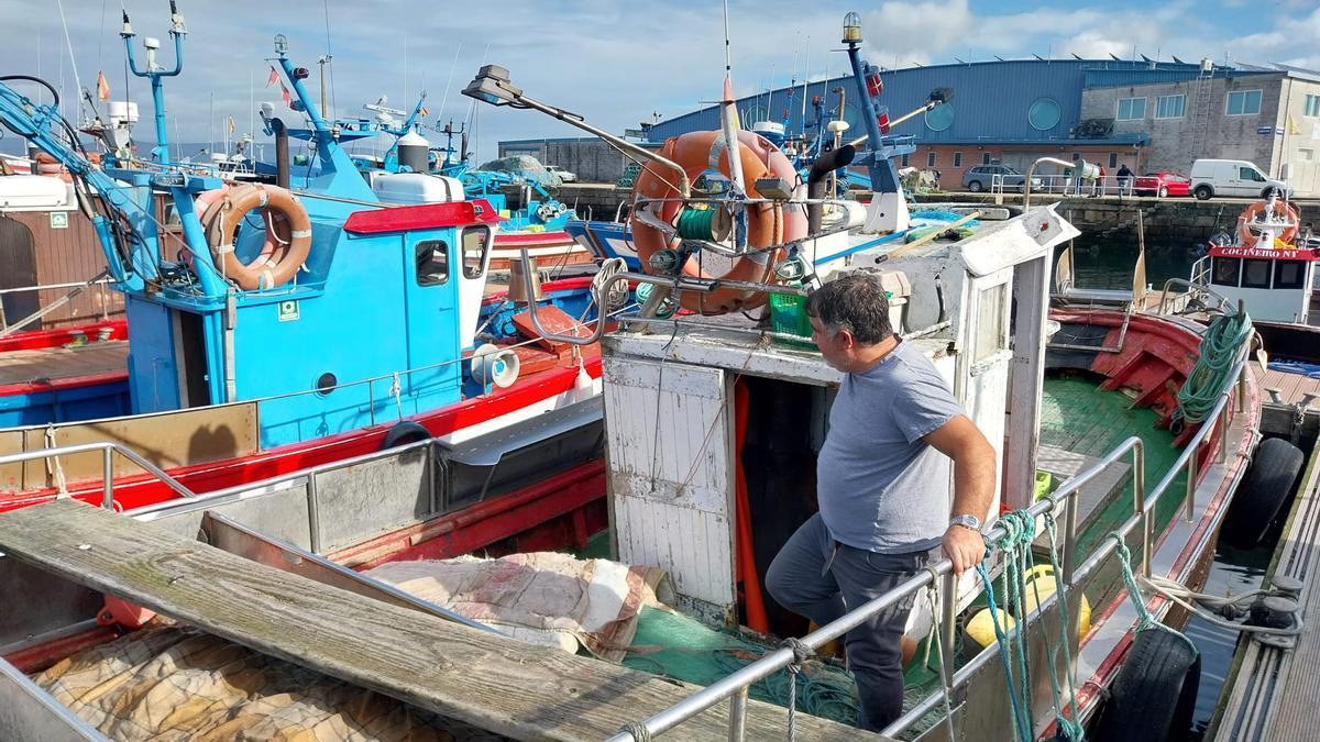 Un tripulante del barco "Ben Feito", de Bueu, preparando este fin de semana los aparejos para empezar la campaña de la centolla.