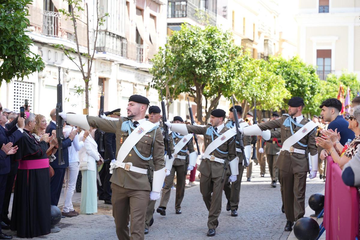 Galería | Así ha ido el izado de bandera por el Día de las Fuerzas Armadas en Badajoz