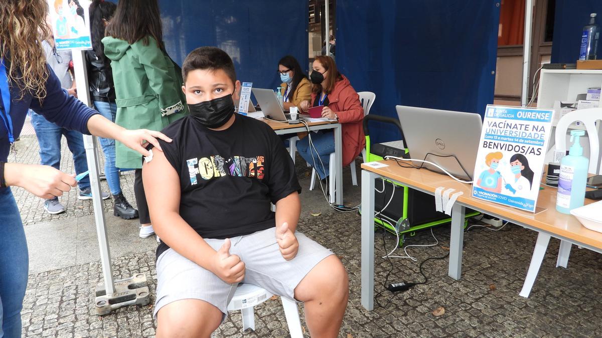 Gael, de 12 años, también se vacunó ayer en el campus.