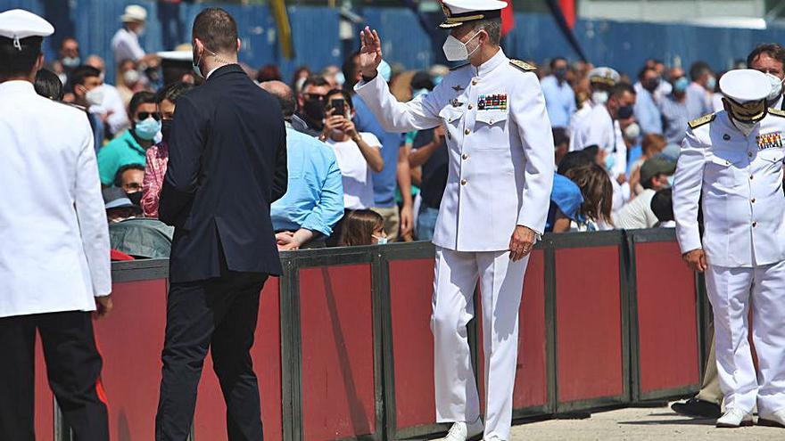 El rey Felipe VI, en la llegada del buque escuela Juan Sebastián Elcano.