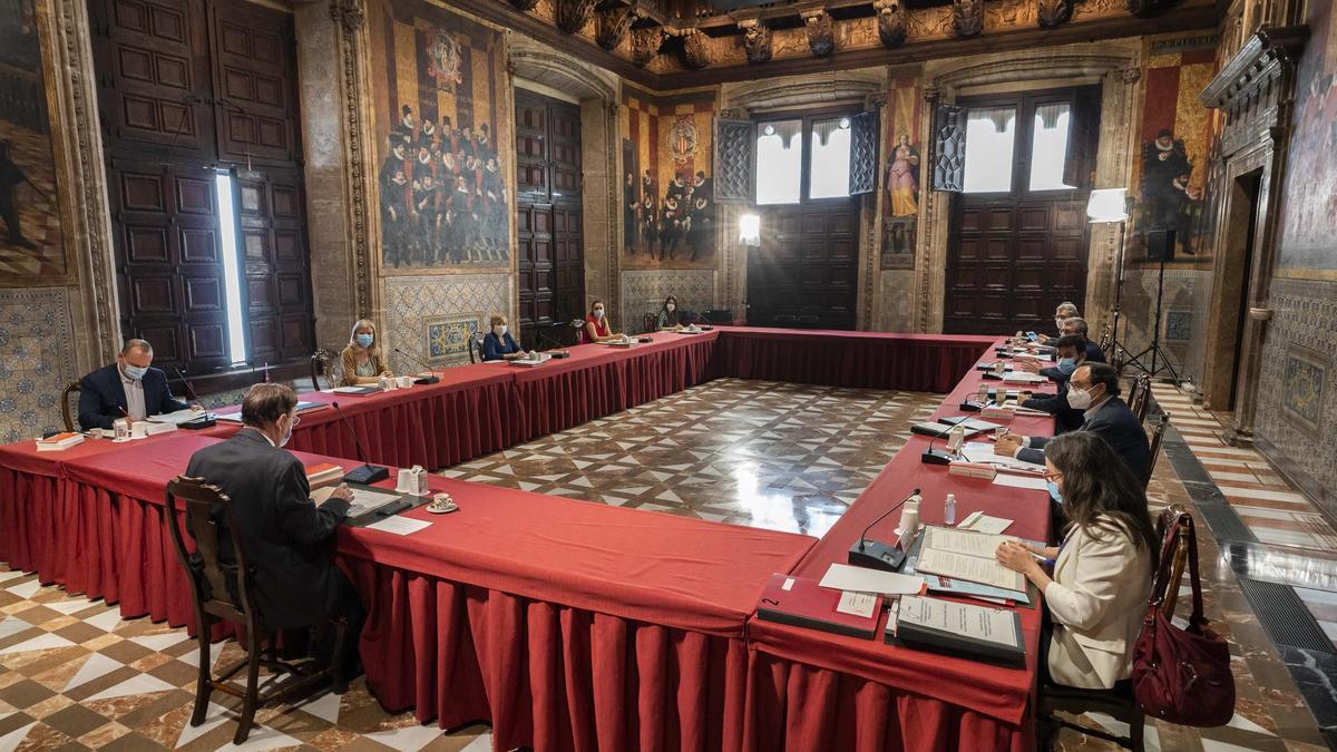 El Consell, reunido en pleno en el saló de Corts del Palau de la Generalitat.