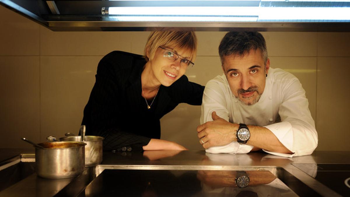 Sergi Arola y su mujer Sara Fort, en la cocina del restaurante de Madrid, en el 2008.