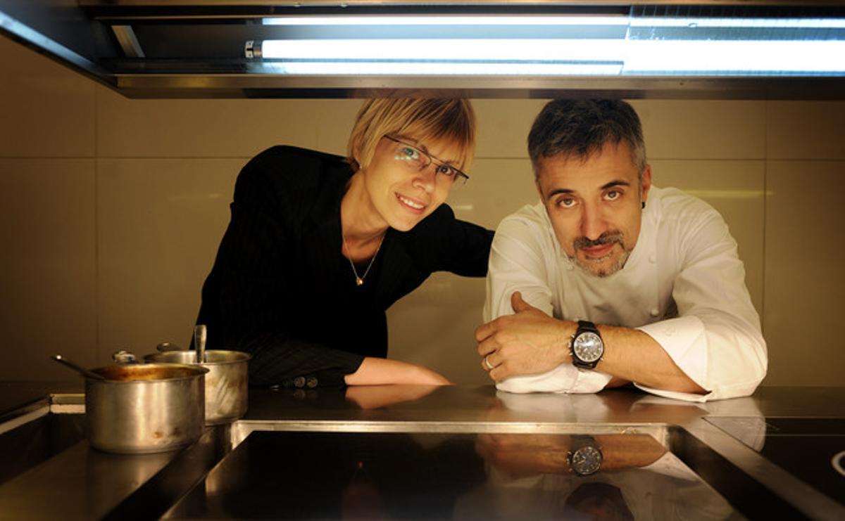 Sergi Arola i la seva dona, Sara Fort, a la cuina del restaurant de Madrid, el 2008.