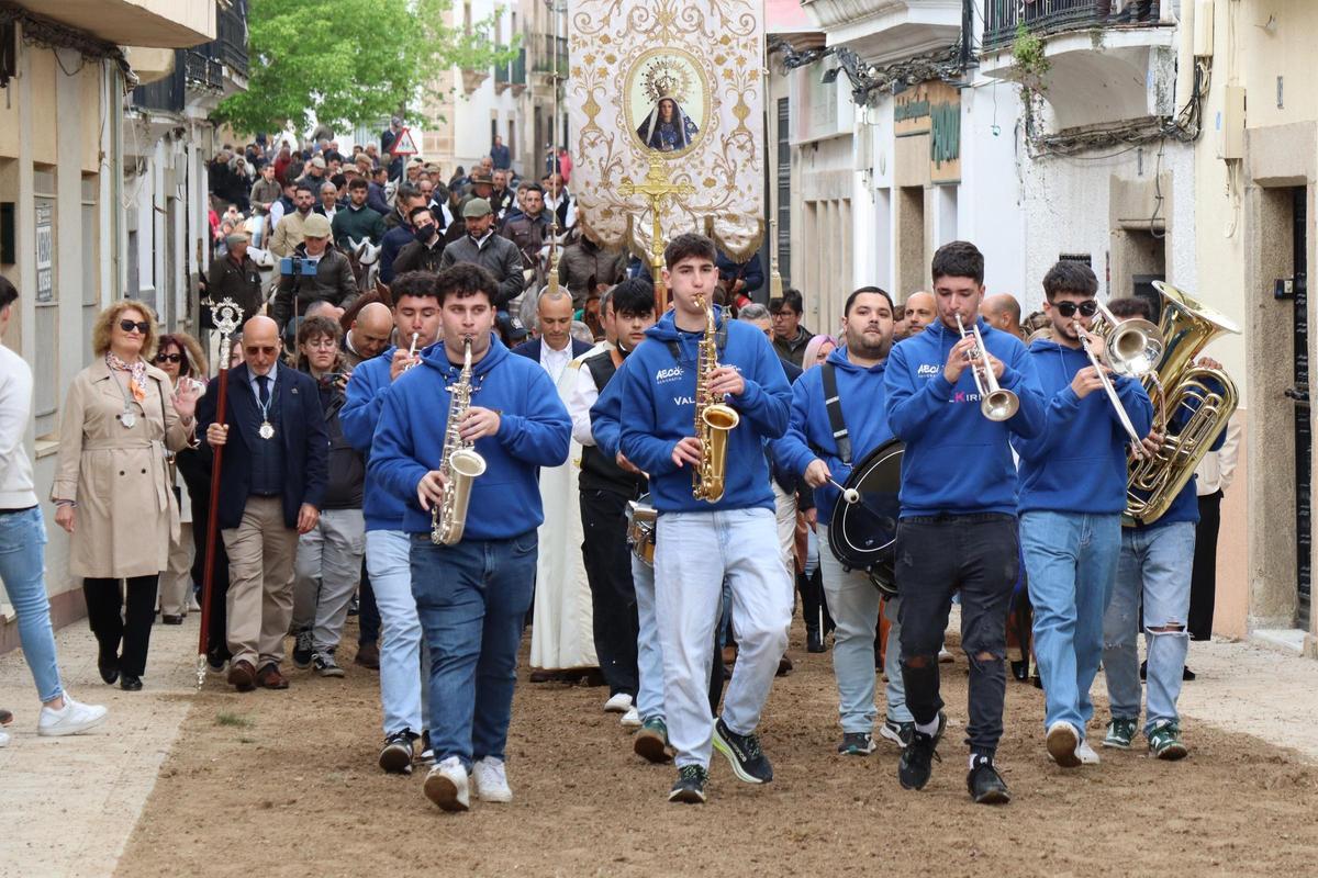 Autoridades, cofradía de la Virgen de la Luz y caballos en la procesión de la Corredera.