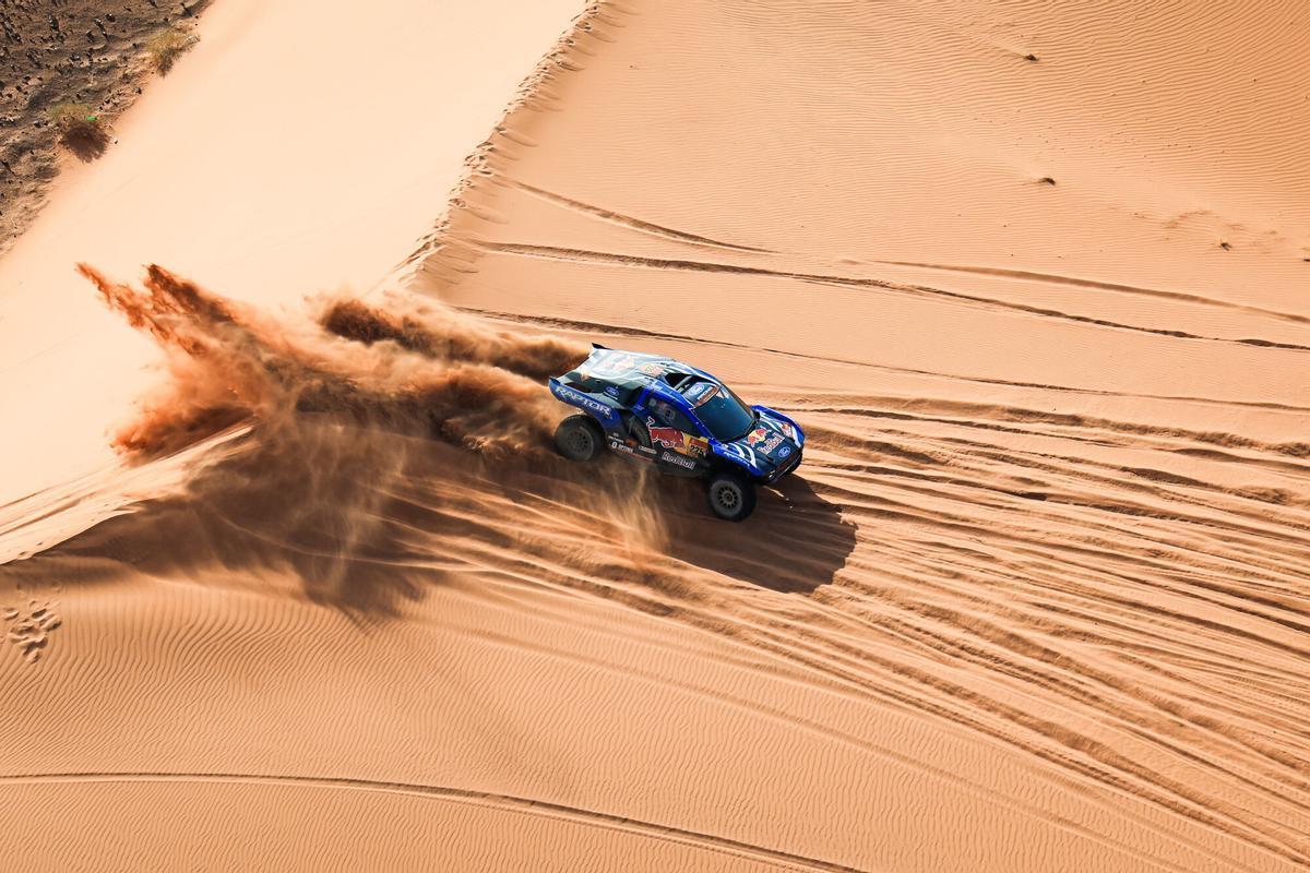 YANBU, 05/01/2026.- Carlos Sainz y Lucas Cruz en su Ford Raptor T1+ del equipo Ford M-Sport durante la Etapa 2 del Dakar 2026, el 5 de enero de 2026 entre Yanbu y Al-Ula, Arabia Saudí. Los pilotos del Toyota Gazoo Racing W2RC, liderados por el estadounidense Seth Quintero, dominaron la segunda etapa del Dakar 2026 en coches, disputada entre Yanbu y AlUla, con 400 kilómetros cronometrados, tras la cual el catarí Nasser Al-Attiyah (Dacia) es el nuevo líder y los españoles Carlos Sainz y Nani Roma, como el resto de los Ford, cedieron un importante tiempo. EFE/Red Bull -SOLO USO EDITORIAL/SOLO DISPONIBLE PARA ILUSTRAR LA NOTICIA QUE ACOMPAÑA (CRÉDITO OBLIGATORIO)-