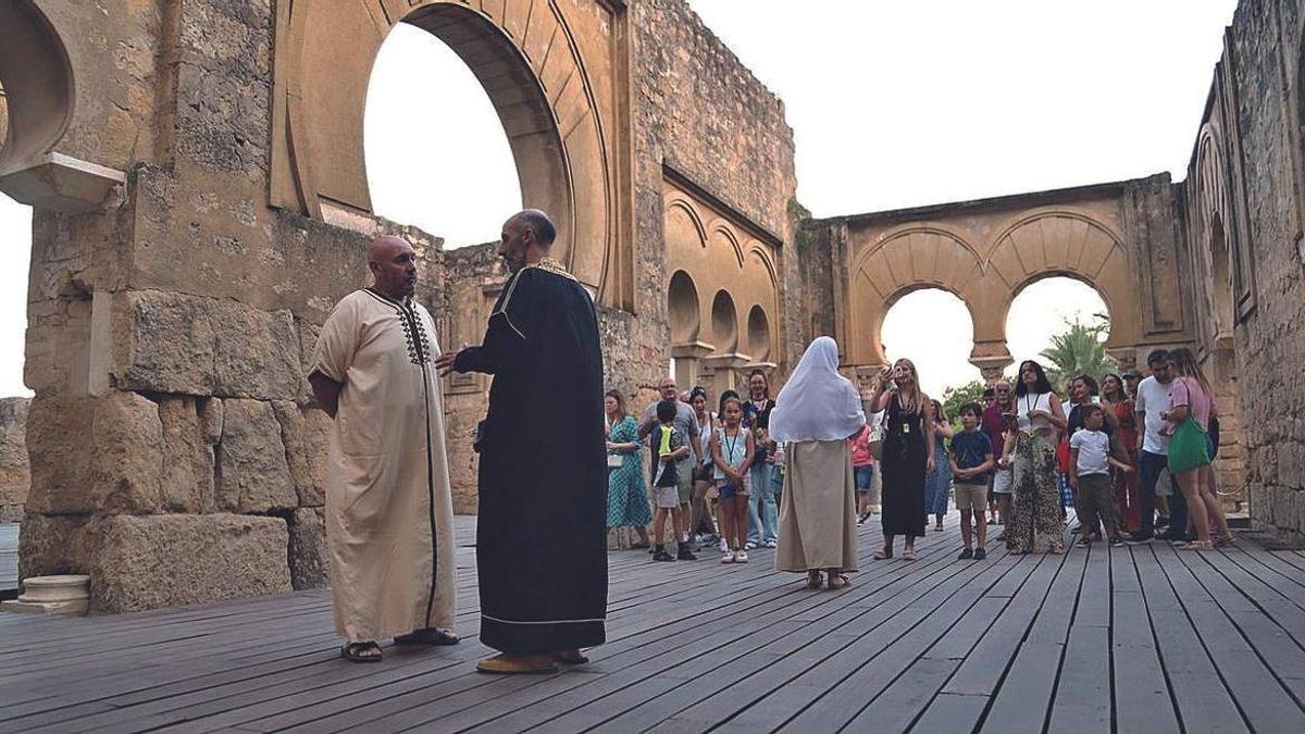 Visita teatralizada al yacimiento de Medina Azahara durante el verano de 2025.