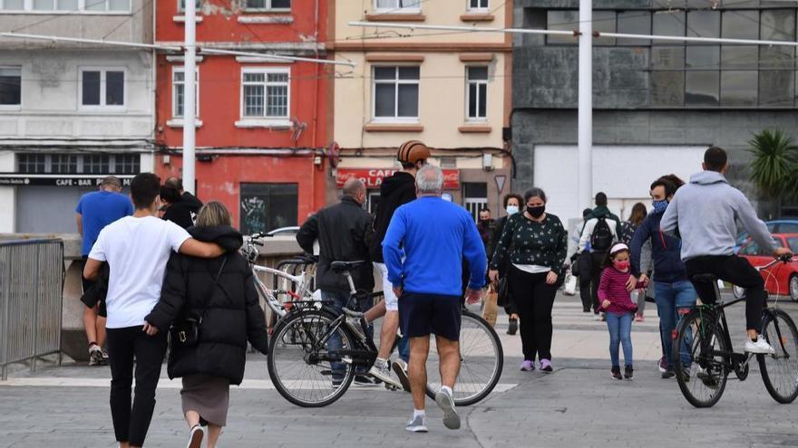 Un tramo concurrido del paseo marítimo de A Coruña.