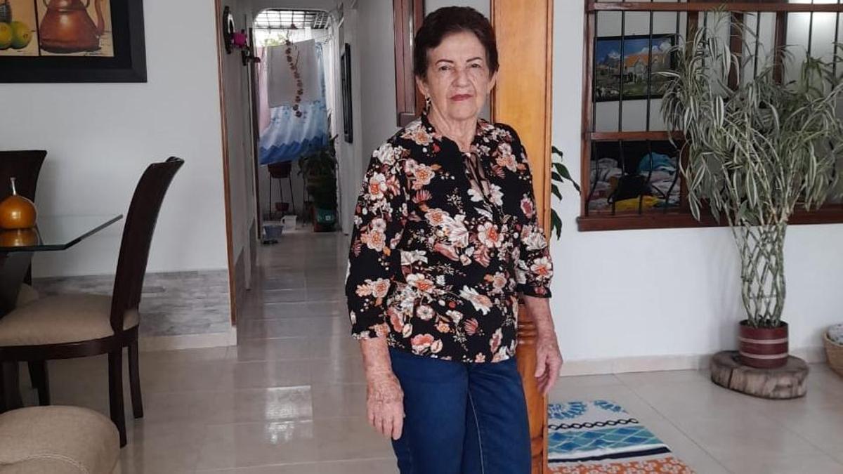 Elizabeth, con 73 años en su casa de Colombia
