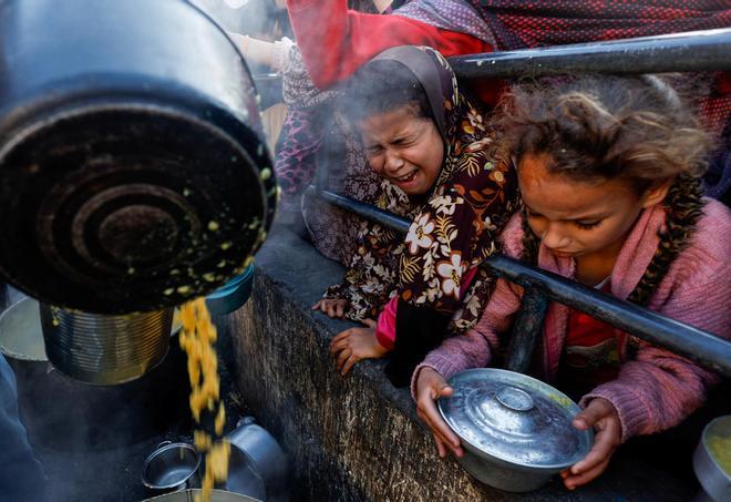 Reparto de comida en Gaza.