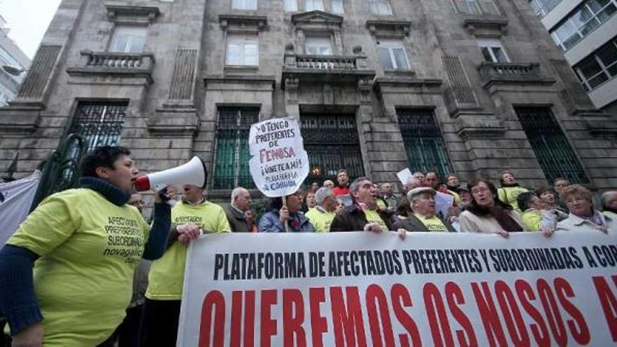 Protesta de los afectados por preferentes frente a la sede del Banco de España en A Coruña.  // 13 Fotos
