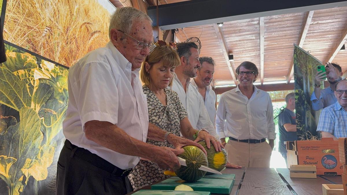 Pascual Román en el corte de melón con Aurora Rodil, Pablo Ruz y los ediles José Antonio Román y Juan de Dios Navarro