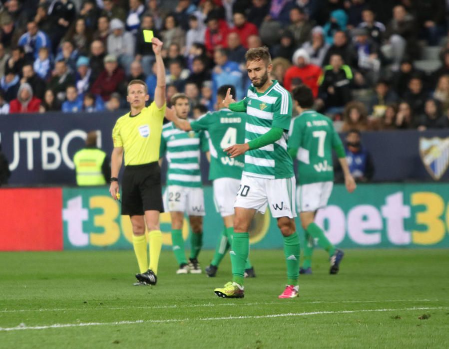 Las imágenes del derbi andaluz en La Rosaleda, que estuvo precedido de un minuto de silencio en memoria de Pablo Ráez. Sobre el césped, el conjunto bético remontó un choque en el que el Málaga CF no estuvo bien.