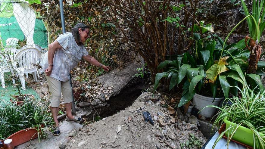 Dos meses con una zanja con aguas fecales en el patio de casa, en Plasencia