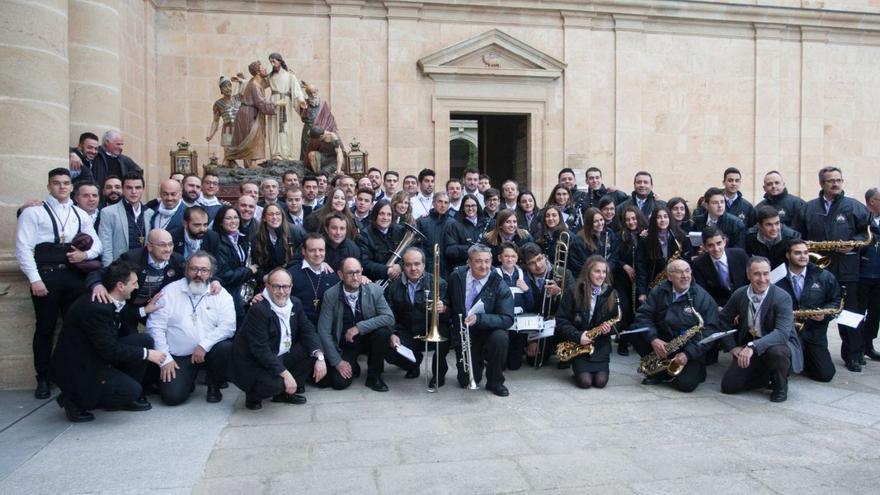 Cargadores y músicos, una tarde de Viernes Santo en el atrio de la Catedral.