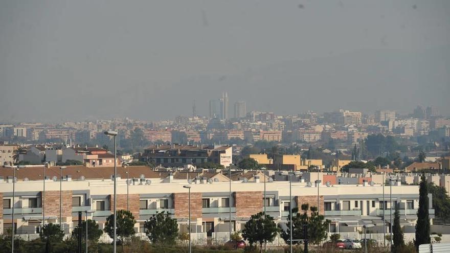 Sobre la ciudad de Murcia se podía ver ayer una neblina causada por la alta contaminación.