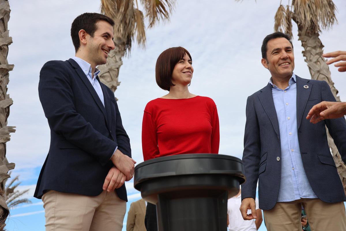 El alcalde junto a la ministra de Ciencia, Innovación y Universidades, Diana Morant, en una visita a la playa.