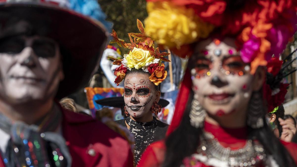La Rambla celebra el Día de Muertos mexicano con el desfile de Catrinas en Barcelona