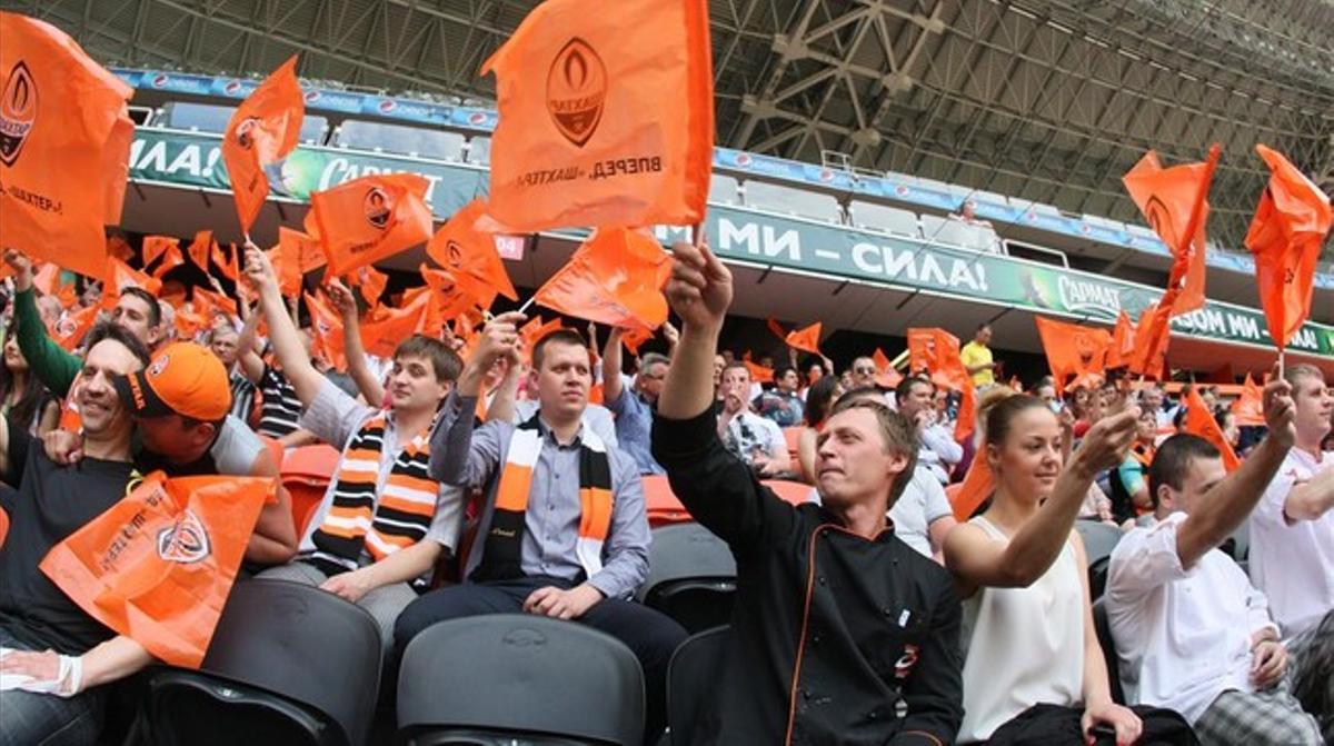 Seguidores del Shakhtar Donetsk participan en la concentración por la paz convocada en el Donbass Arena, este martes.