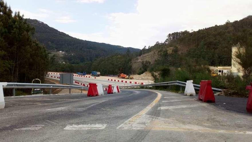 El ramal Cangas-Vigo en el enlace de Meira se transformará en una vía de doble sentido de tráfico. // S.Á.