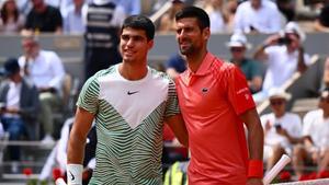 Alcaraz y Djokovic, en las semifinales de Roland Garros el año pasado.