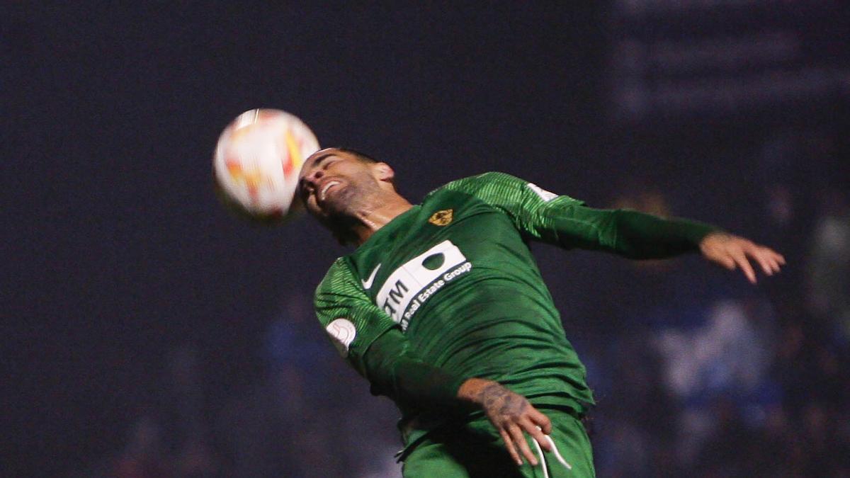Omar Mascarell salta por un balón con un jugador del Guadalajara, el pasado martes