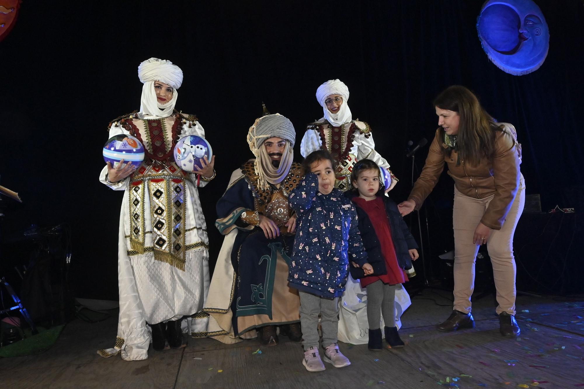 Los peques de Castelló entregan al Cartero Real las misivas con sus deseos. Encuentra tu foto.