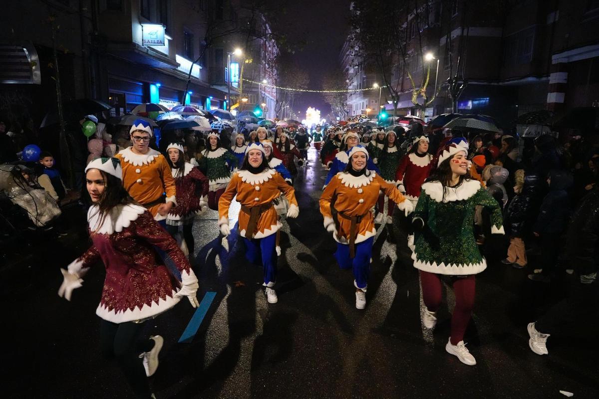 Papá Noel y la Cabalgaza desafían a la lluvia y vuelve a llenar las calles de Zamora