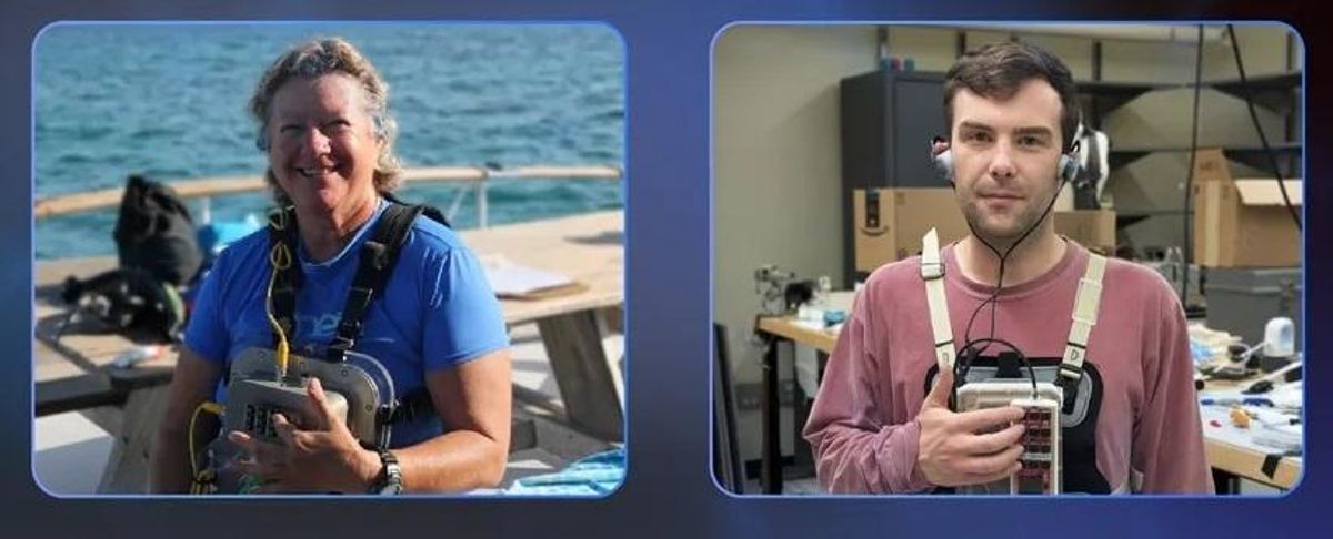 Dos de los investigadores con el dispositivo para 'hablar' con los delfines
