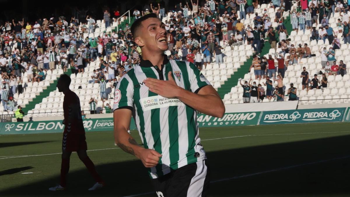 Adrián Fuentes celebra su gol ante la grada de fondo de El Arcángel.