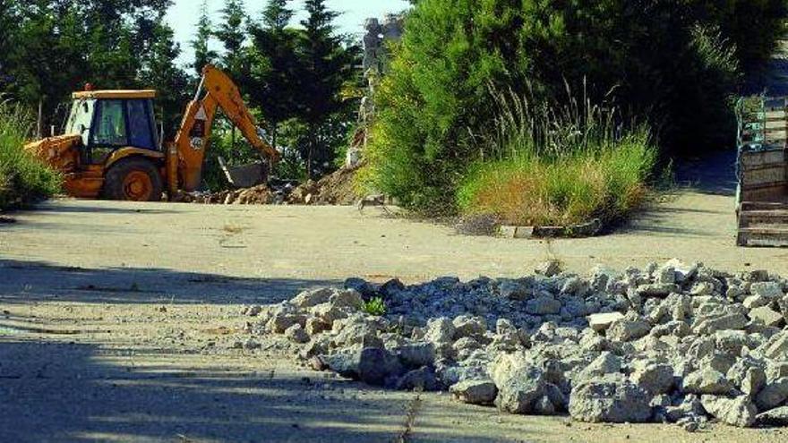 Una máquina realiza trabajos en la planta de Palacios de Sanabria.