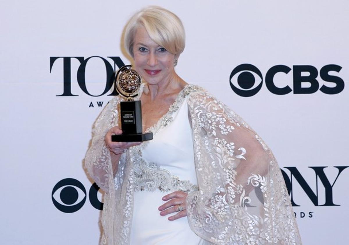 Helen Mirren posa amb el seu Tony com a millor actriu principal per ’The Audience’.