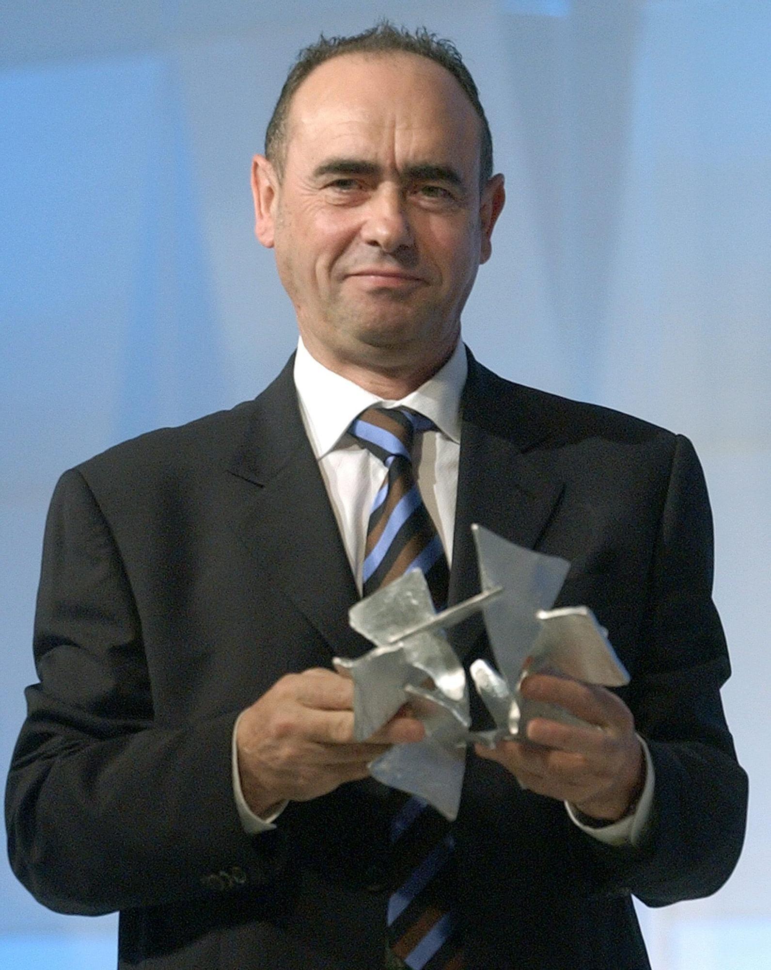 El subdirector General del Faro de Vigo posa con el Premio Galicia de Comunicación recibido en Santiago de Compostela Lavandeira JR 2004.jpg
