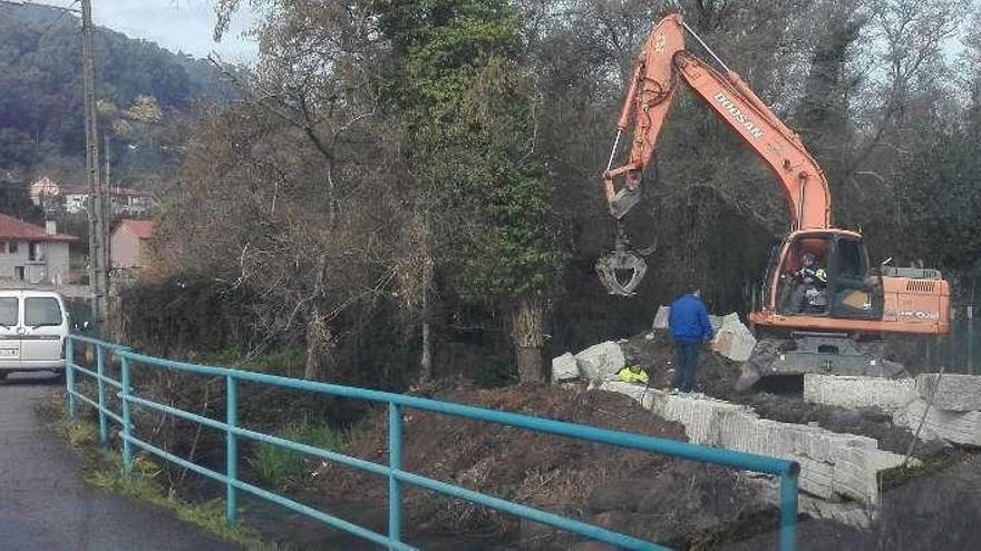 Las obras en el río Maceiras en la zona del puente de Lemos. // FdV