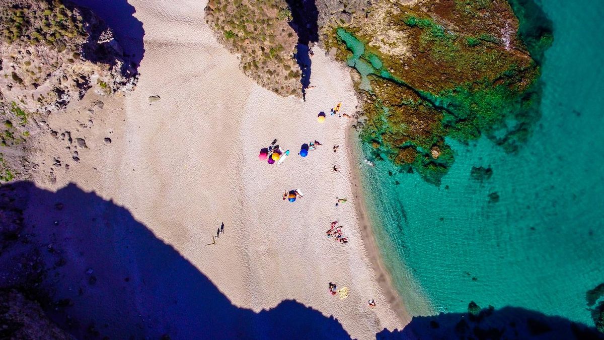 Agua cristalina en la Playa de los Muertos