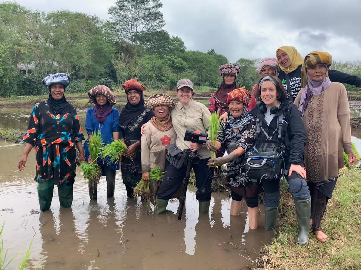 Eliana, en el centro, con grupo de mujeres en Indonesia en una plantación de arroz.