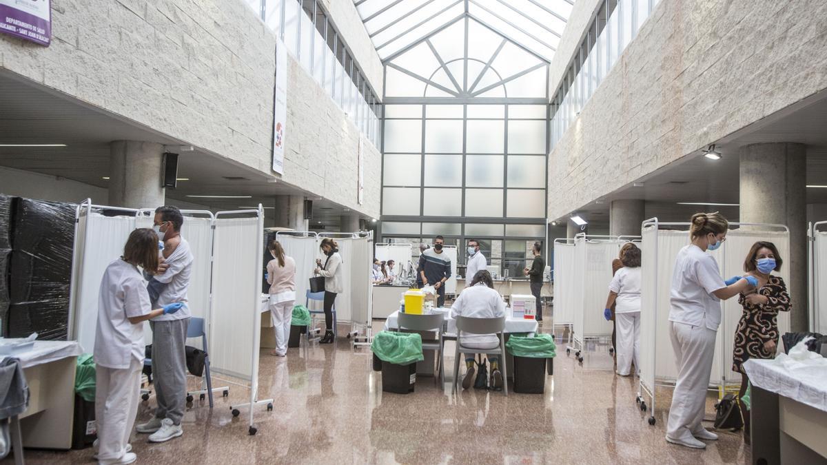 Vacunación en el lucernario del Hospital de Sant Joan