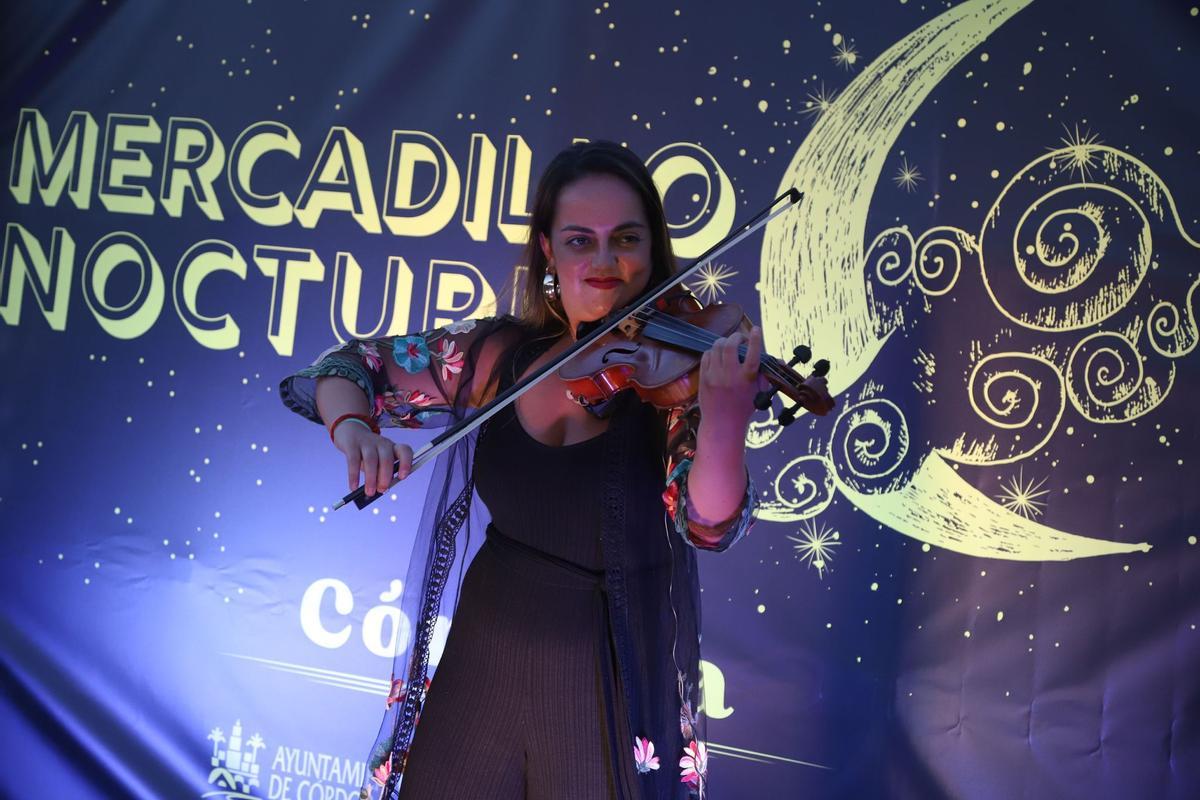 Actuación de violín durante el evento.
