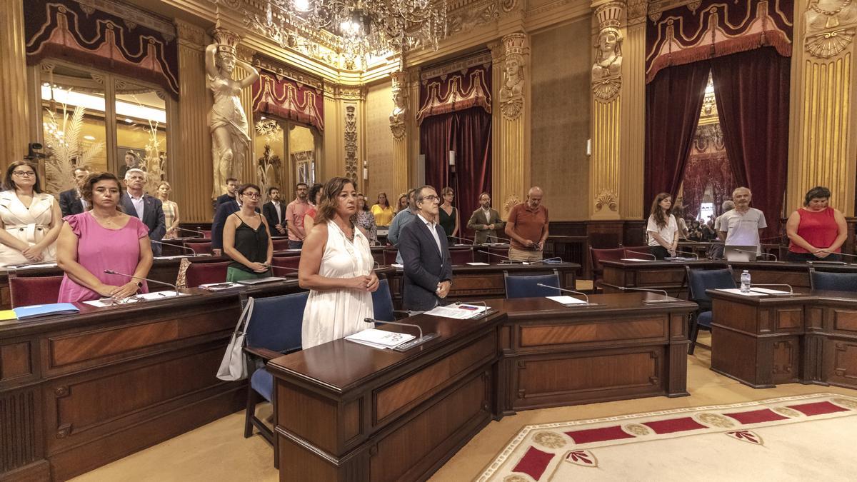 Francina Armengol, ayer junto a los diputados del Pacto en el Parlament.