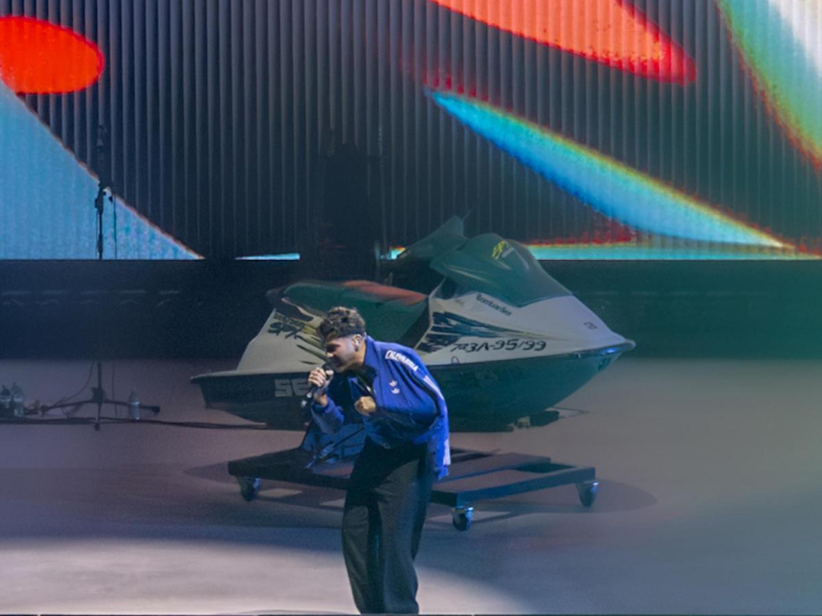 El rapero Delaossa con el brazo en cabestrillo tras caerse en su concierto en el Movistar Arena. 31/01/2026