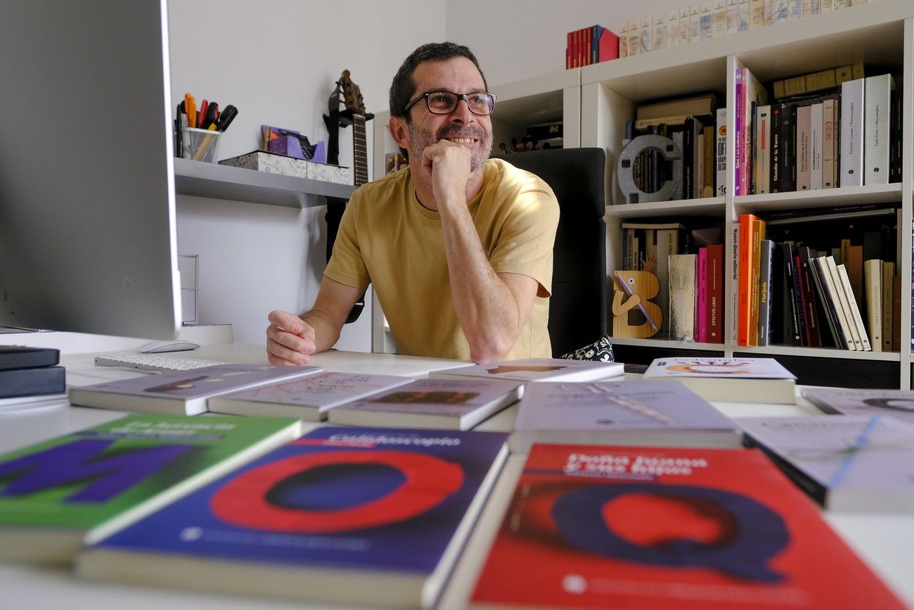 Sergio Hernández, vecino de Telde, tipógrafo, diseñador de portadas y profesor en la universidad