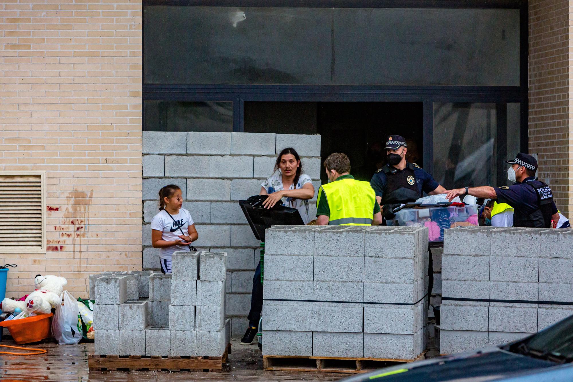 La Policía Local de La Vila desaloja un edificio lleno de okupas en el Xarquet