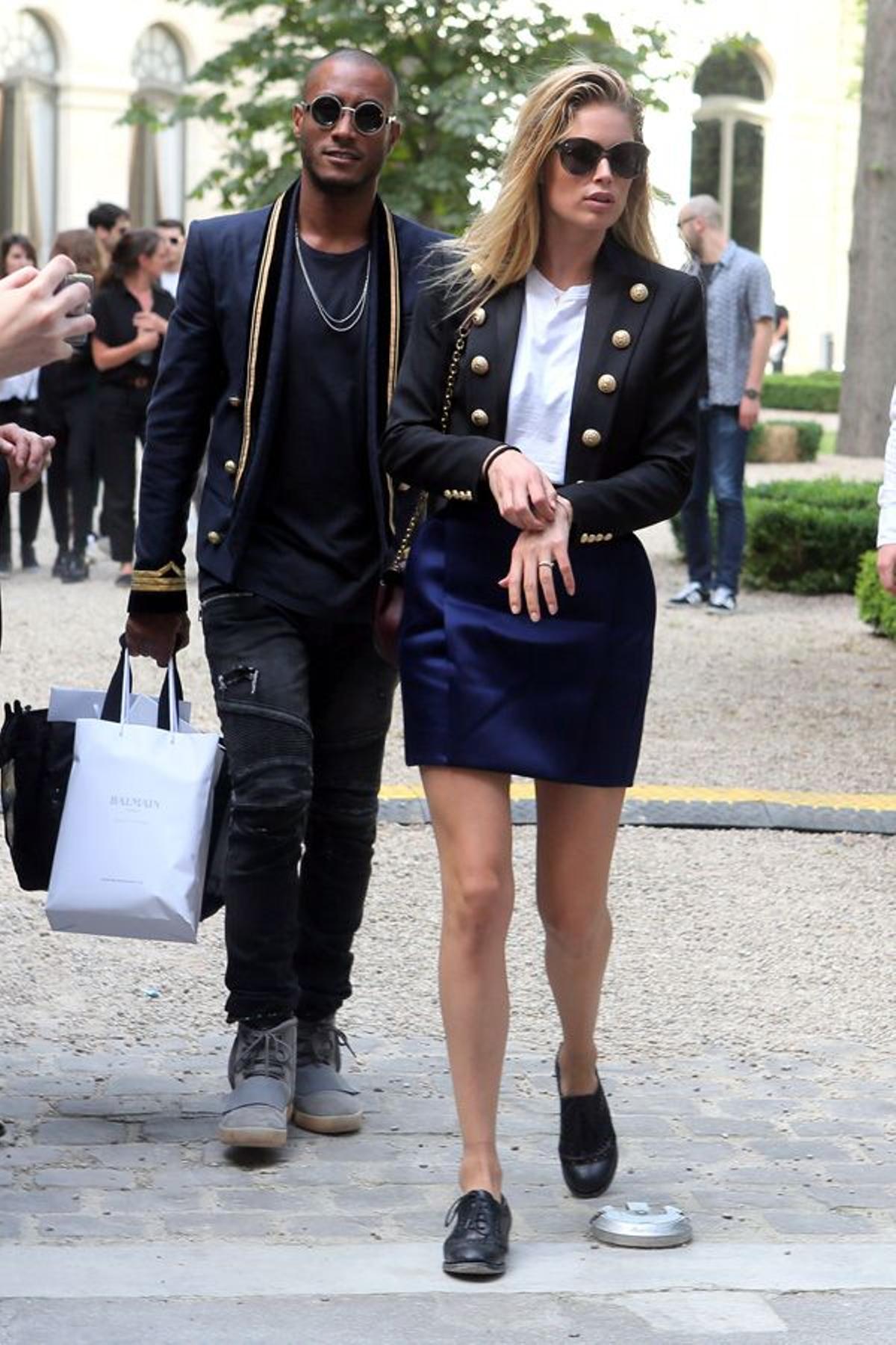 Doutzen Kroes y Sunnery James en el desfile de Balmain Homme en París