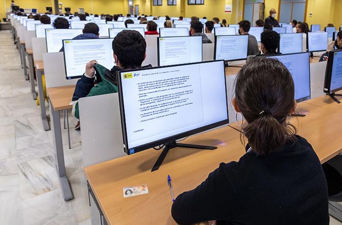 Alumnos del carnet de conducir haciendo el examen teórico que no se va a cambiar