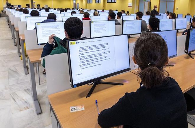 Alumnos del carnet de conducir haciendo el examen teórico que no se va a cambiar
